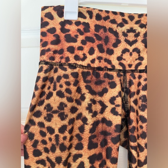 Teeki leopard cheetah print high waisted yoga leggings - Picture 2 of 4